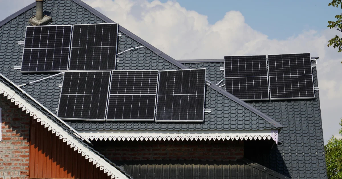 solar plates installed on a house's roof